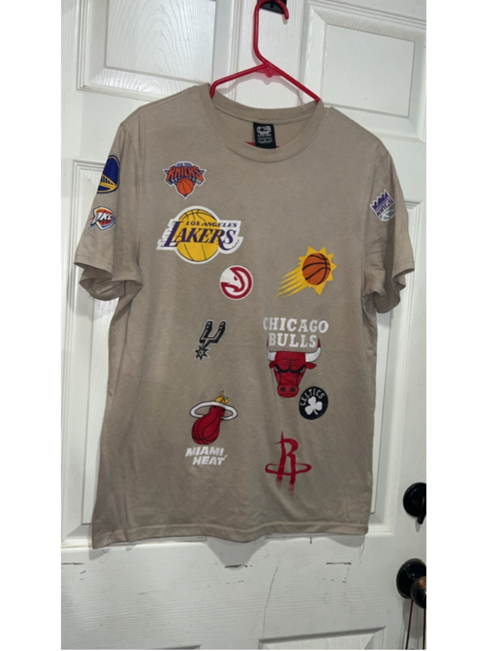 Men's Ultra Game NBA Logo Patch Short Sleeve Tee M Beige Red
